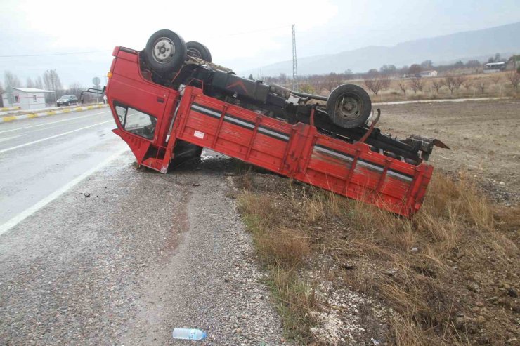 Devrilen ambulanstakilere yardım etmek isterken kaza yaptılar: 6 yaralı