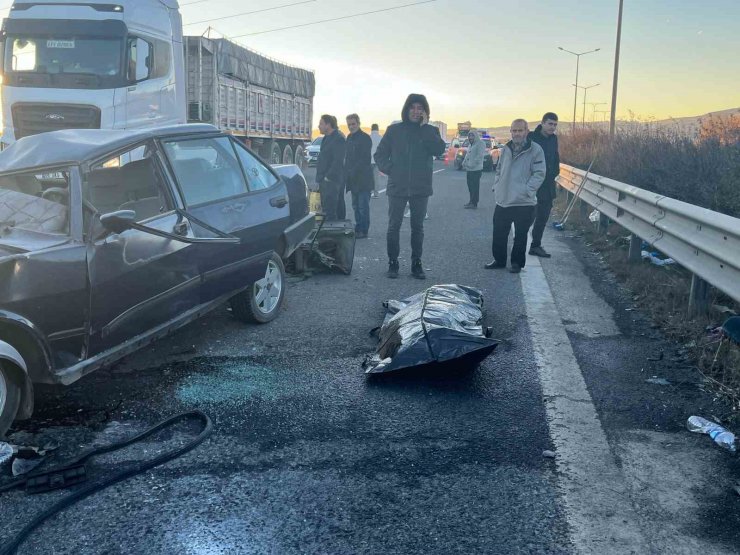 Başkentte kamyonla otomobil çarpıştı: 1 ölü, 4 yaralı