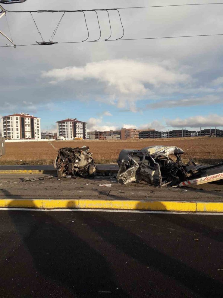 Direğe çarpan araç ikiye bölündü: 1 ölü, 1’i ağır 3 yaralı