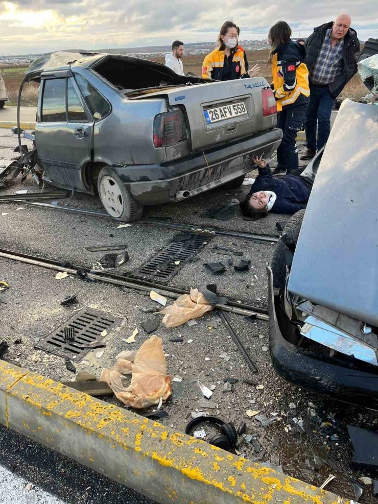 Direğe çarpan araç ikiye bölündü: 1 ölü, 1’i ağır 3 yaralı