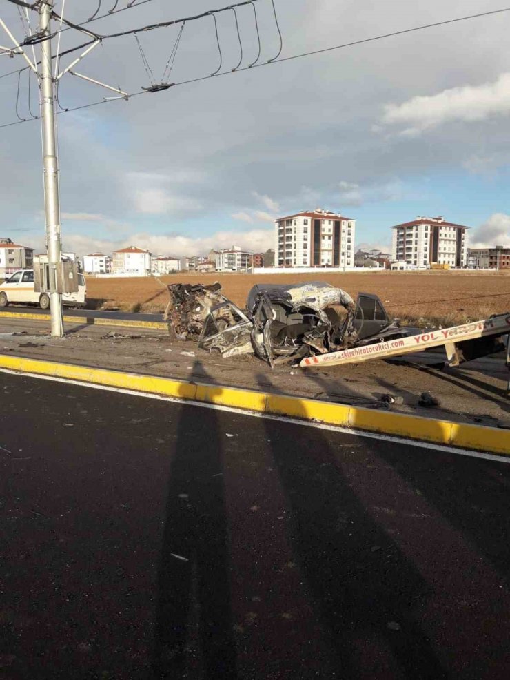 Direğe çarpan araç ikiye bölündü: 1 ölü, 1’i ağır 3 yaralı