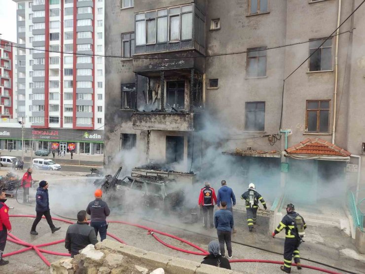 Niğde’de 4 katlı binada yangın paniği