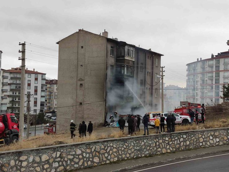 Niğde’de 4 katlı binada yangın paniği