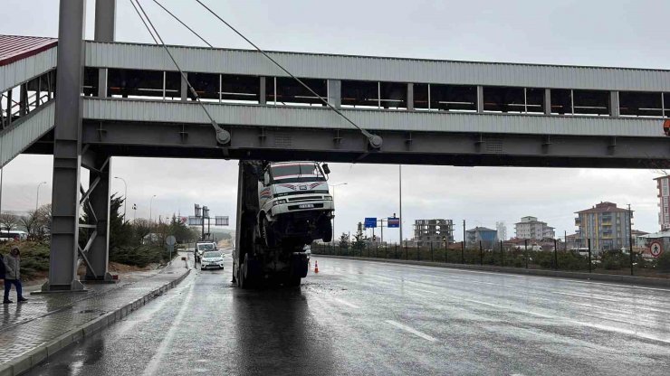 Niğde’de dorsesi açılan kamyon üst geçide sıkıştı