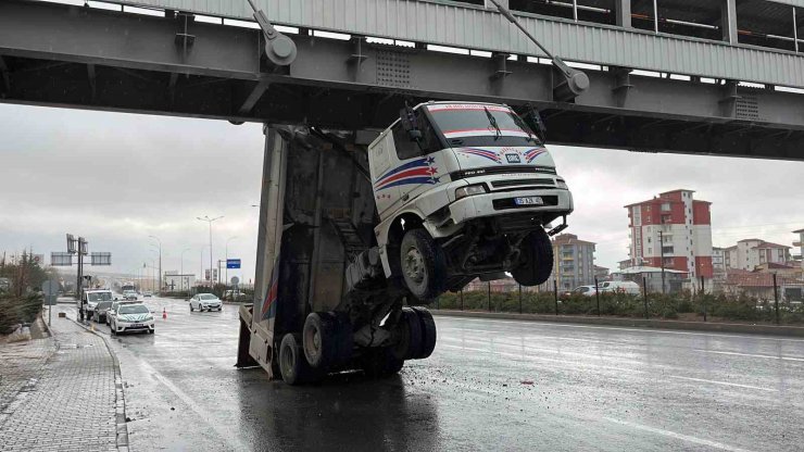 Niğde’de dorsesi açılan kamyon üst geçide sıkıştı