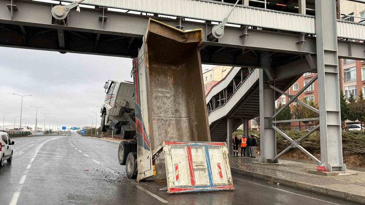 Niğde’de dorsesi açılan kamyon üst geçide sıkıştı