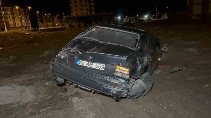 Alkollü sürücünün kullandığı araç kontrolden çıkıp şarampole düşerek kuma saplandı