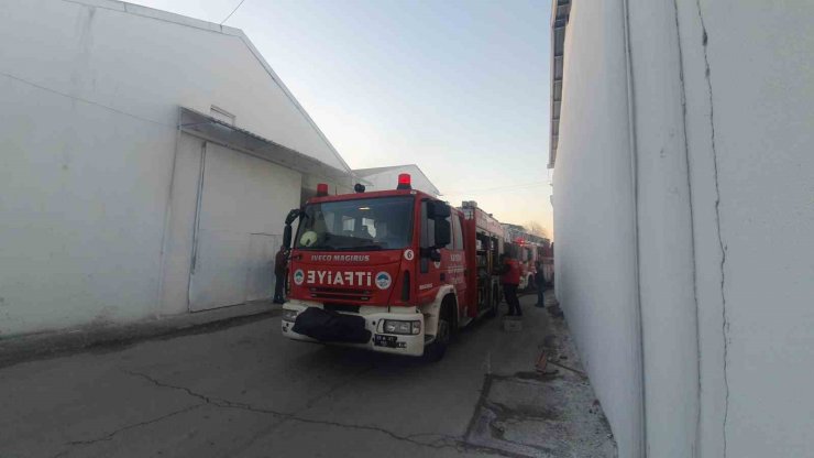 Kayseri’de iş yeri deposunda çıkan yangını itfaiye söndürdü