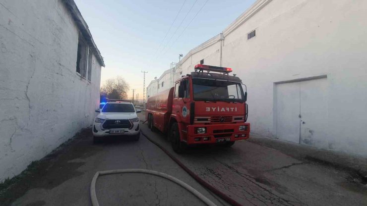 Kayseri’de iş yeri deposunda çıkan yangını itfaiye söndürdü