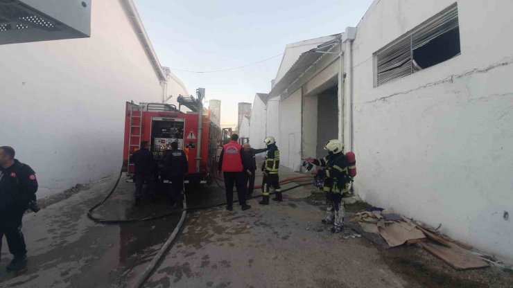 Kayseri’de iş yeri deposunda çıkan yangını itfaiye söndürdü