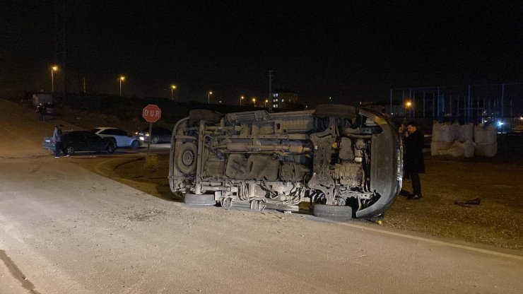 Otomobil ile çarpışan ticari araç devrildi: 7 yaralı