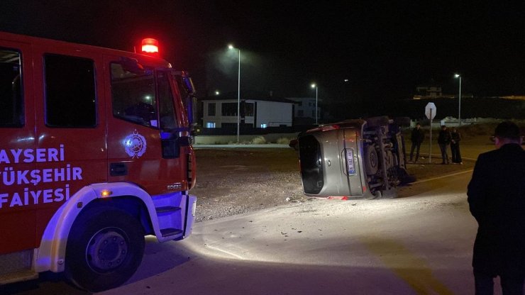 Otomobil ile çarpışan ticari araç devrildi: 7 yaralı