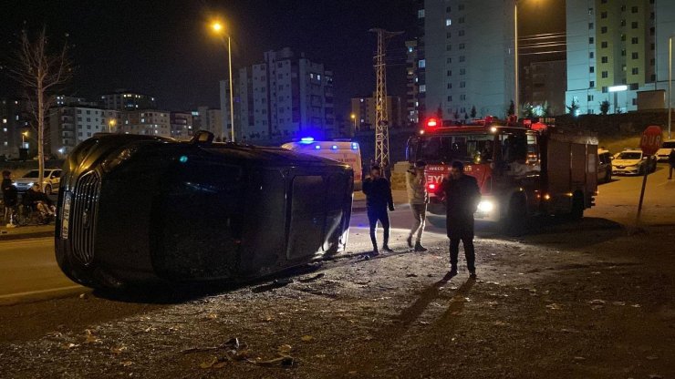 Otomobil ile çarpışan ticari araç devrildi: 7 yaralı