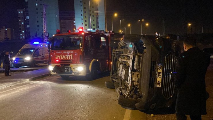 Otomobil ile çarpışan ticari araç devrildi: 7 yaralı