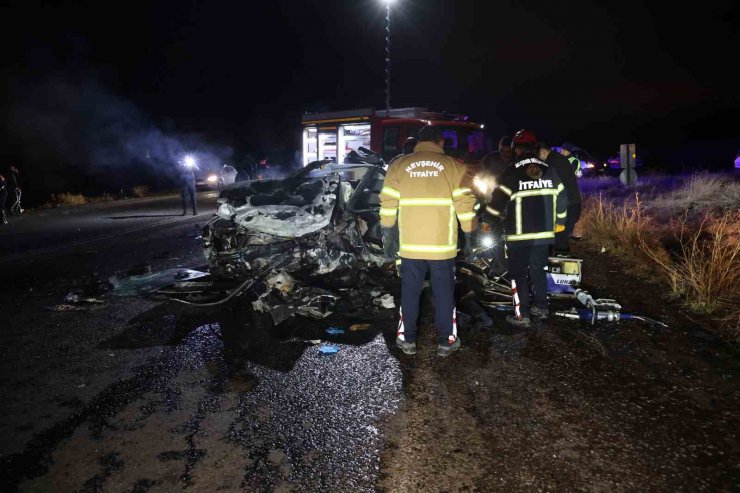 Nevşehir’de iki otomobil kafa kafaya çarpıştı:2 ölü, 3 ağır yaralı