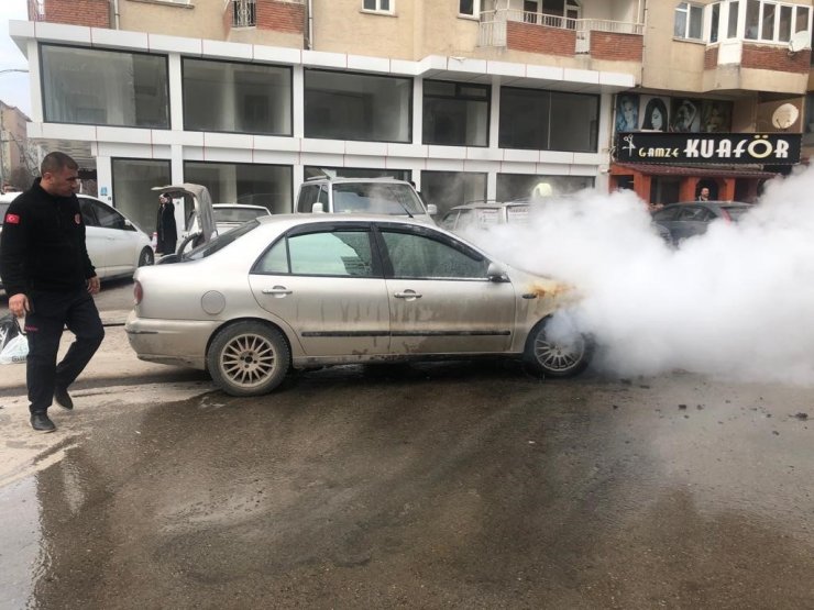 Seyir halinde alevlere teslim olan otomobil kullanılmaz hale geldi