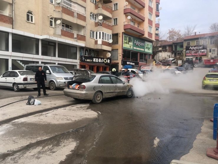 Seyir halinde alevlere teslim olan otomobil kullanılmaz hale geldi