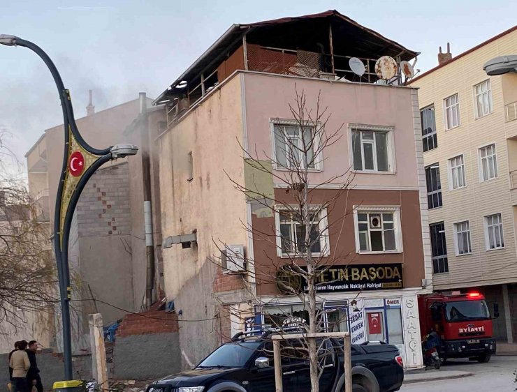 İş yerinin bodrumunda çıkan yangın büyümeden söndürüldü