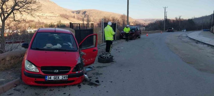 Niğde’de otomobiller çarpıştı: 3 yaralı