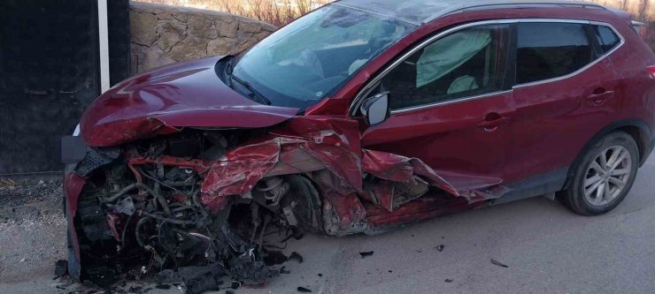 Niğde’de otomobiller çarpıştı: 3 yaralı