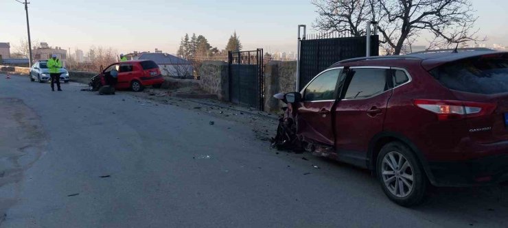 Niğde’de otomobiller çarpıştı: 3 yaralı