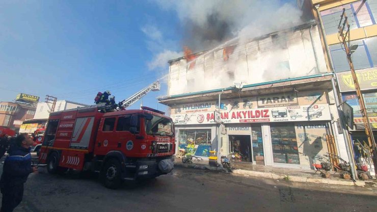 Kayseri’de iş yeri deposunda yangın