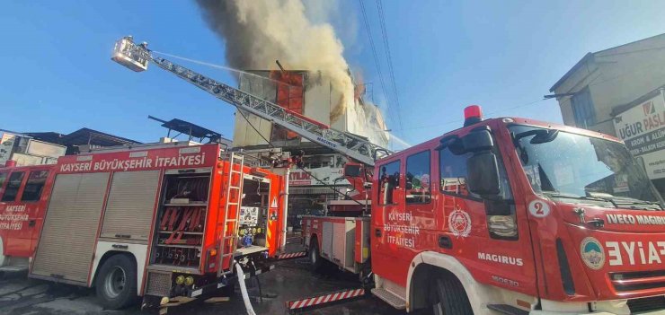 Kayseri’de iş yeri deposunda yangın