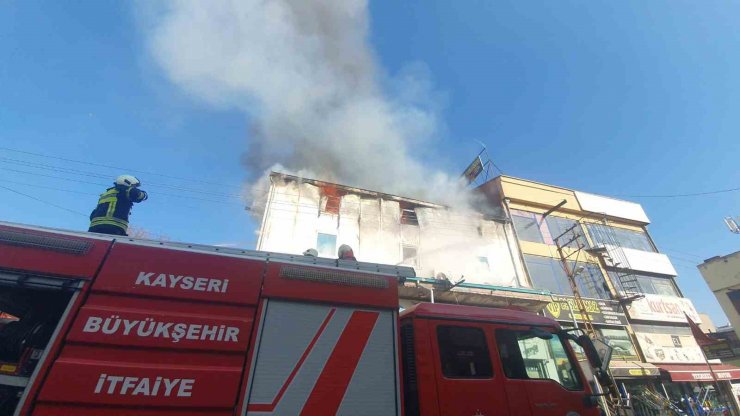 Kayseri’de iş yeri deposunda yangın