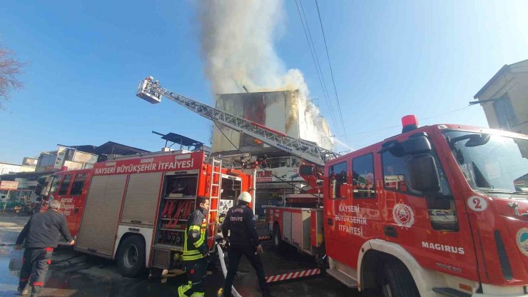 Kayseri’de iş yeri deposunda yangın