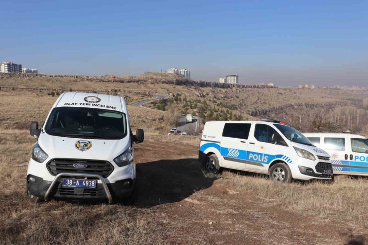 Annesinin aracıyla gittiği dağlık alanda kendini astı