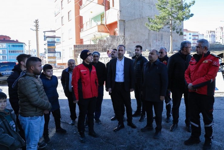 Niğde’de evi yanan ailelere Başkan Özdemir’den ziyaret