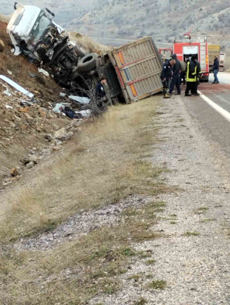 Yahyalı’da kamyon şarampole devrildi: 1 yaralı