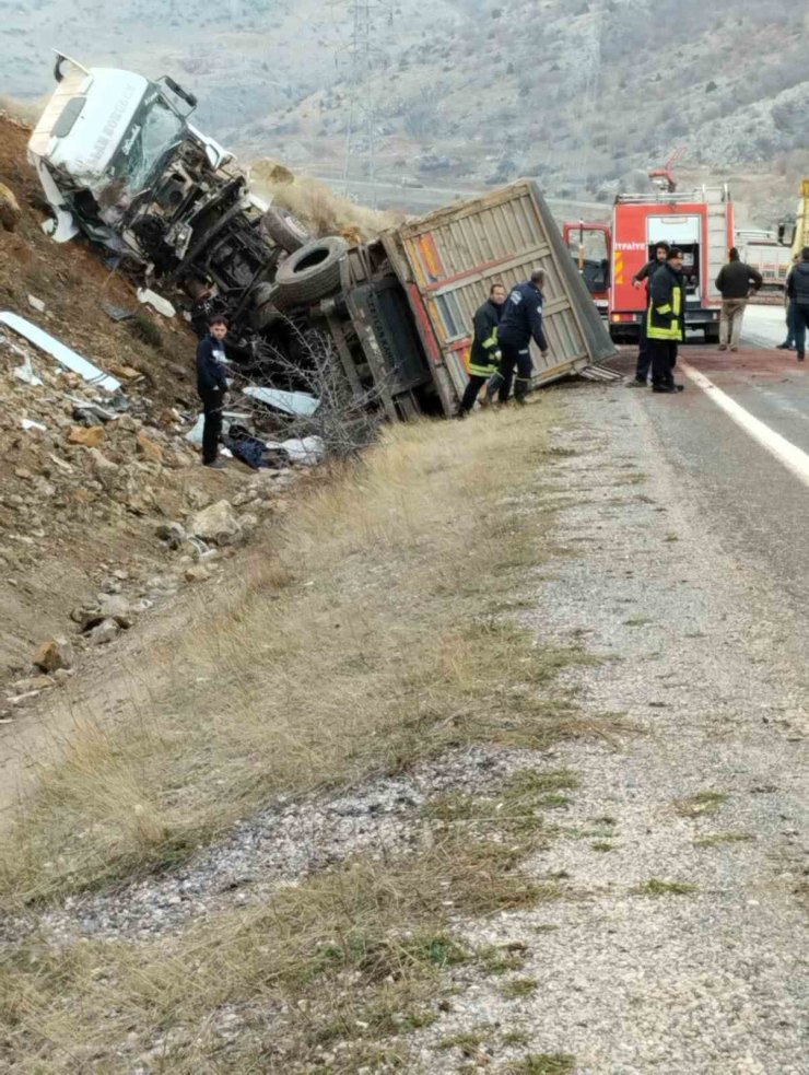 Yahyalı’da kamyon şarampole devrildi: 1 yaralı