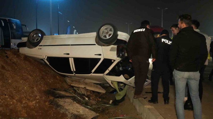 Çarpışan iki otomobil takla attı, yoldan geçen yaya ile 4 yolcu yaralandı