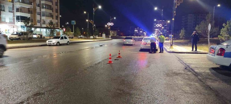 Sivas’ta feci kaza: Otomobilin çarptığı yaya metrelerce havaya fırladı