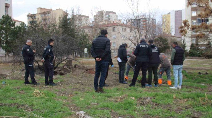 Boş arazide dua eden şahıs ekipleri harekete geçirdi