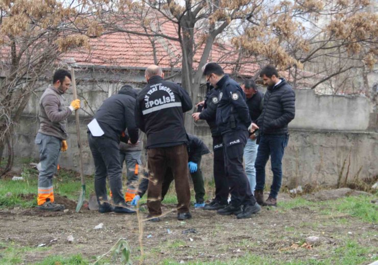 Boş arazide dua eden şahıs ekipleri harekete geçirdi