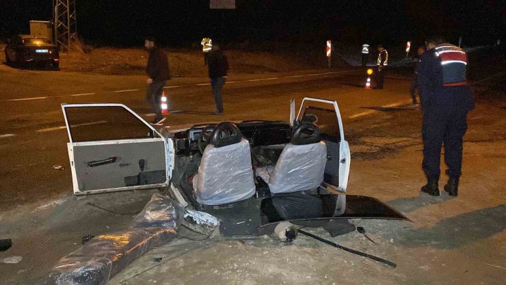 Arazi aracı ile çarpışan otomobil ikiye bölündü: 5 yaralı