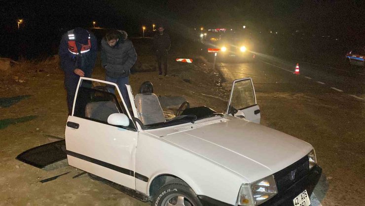 Arazi aracı ile çarpışan otomobil ikiye bölündü: 5 yaralı