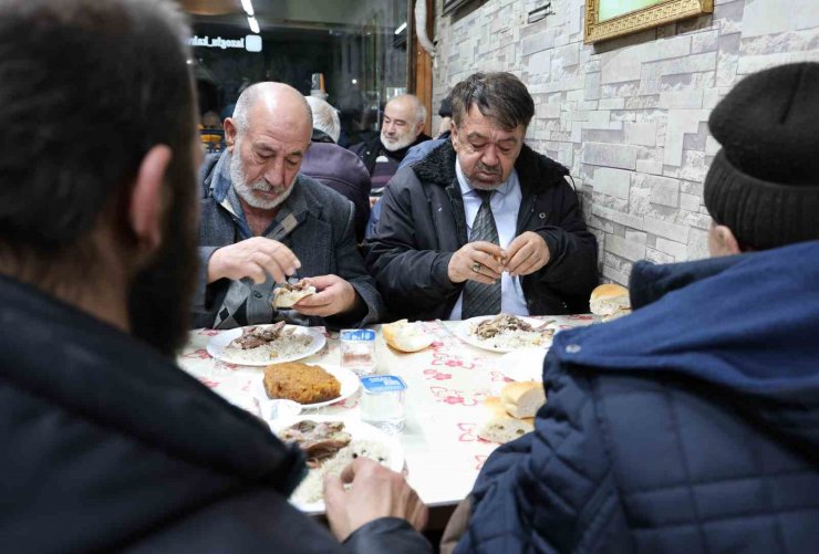 Meczuplara yemek yedirerek, diş kirası verip dua alıyorlar