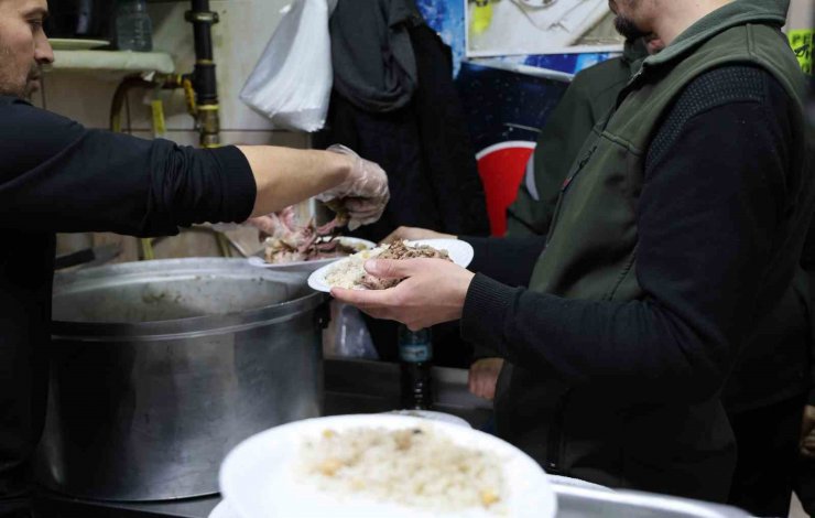 Meczuplara yemek yedirerek, diş kirası verip dua alıyorlar