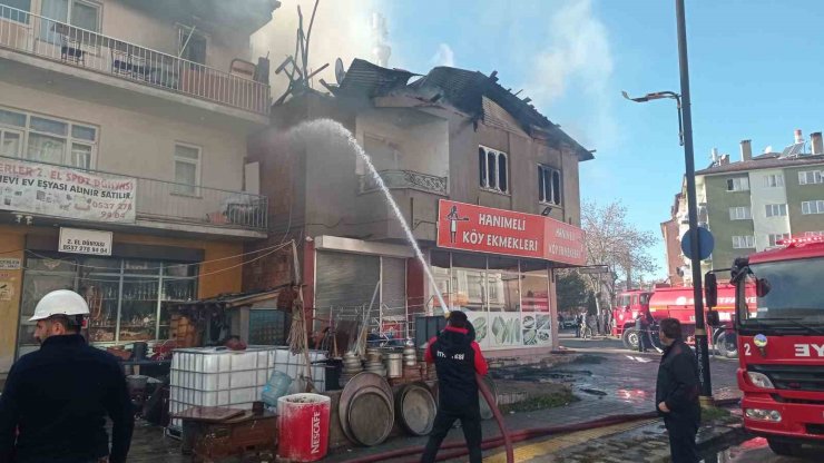 Çatı yangını paniğe neden oldu