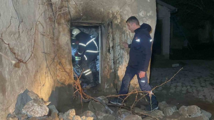 Aksaray’da müstakil evde yangın faciası: Yaşlı kadın öldü, gelini dumandan zehirlendi