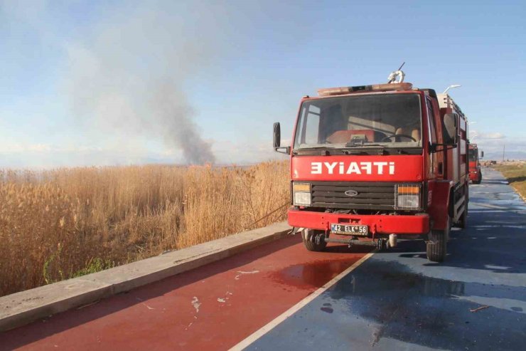 Beyşehir Gölü sazlıklarında çıkan yangın balıkçıları korkuttu