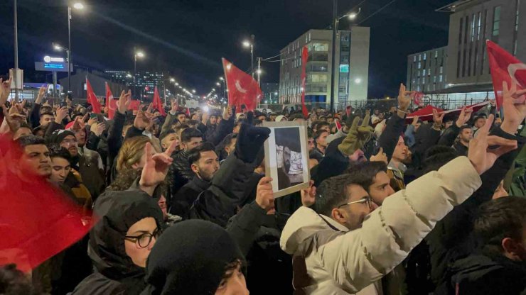 Üniversite öğrencileri şehitler için yürüdü