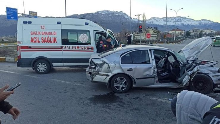 Konya’da otomobil kamyonla çarpıştı: 2 yaralı