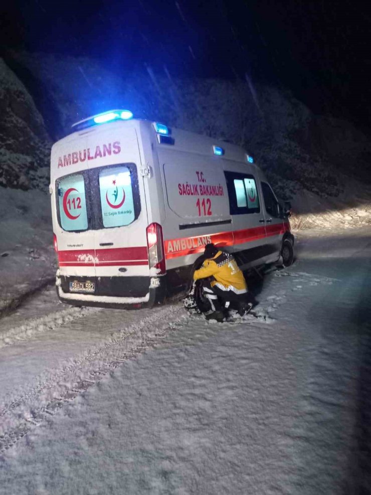 Kar nedeniyle köyde mahsur kalan hasta uzun uğraşlar sonucu hastaneye kaldırıldı