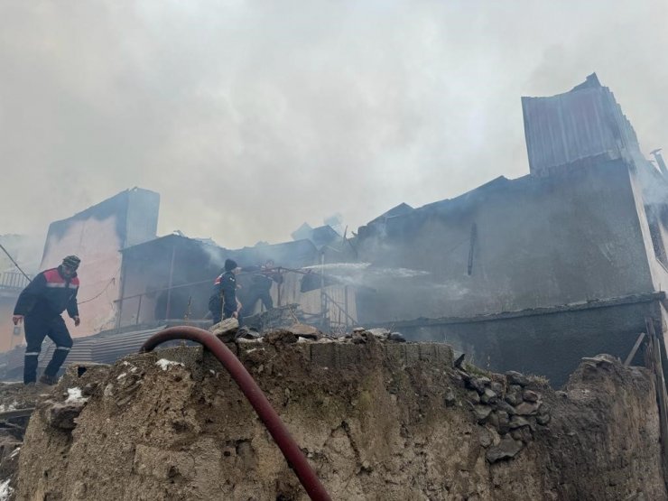 Divriği’de korkutan yangın: 5 ev zarar gördü