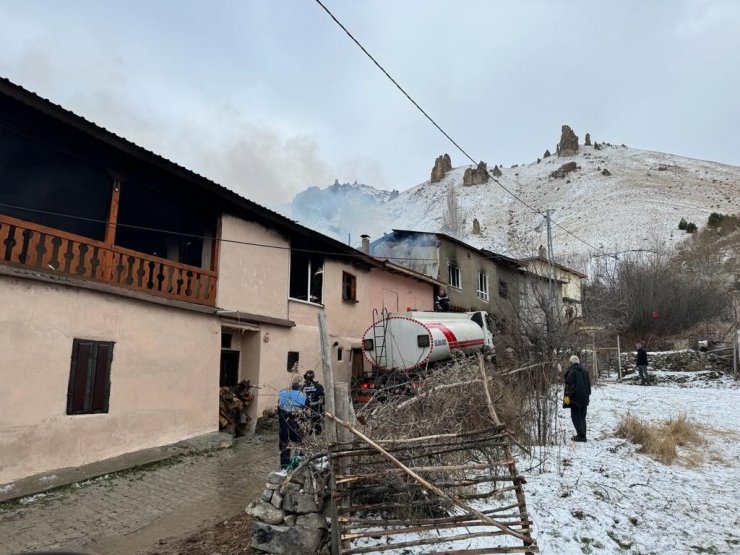 Divriği’de korkutan yangın: 5 ev zarar gördü