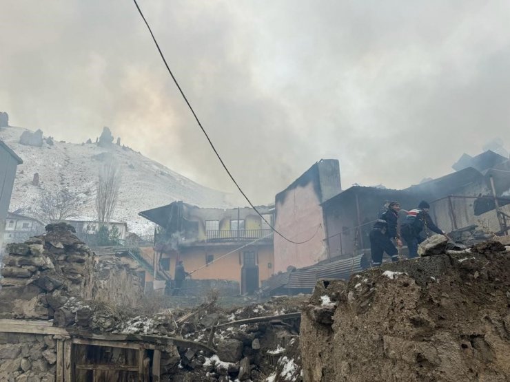 Divriği’de korkutan yangın: 5 ev zarar gördü